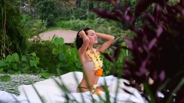 Chica hawaiana con flores en acantilados de lava — Vídeo de stock