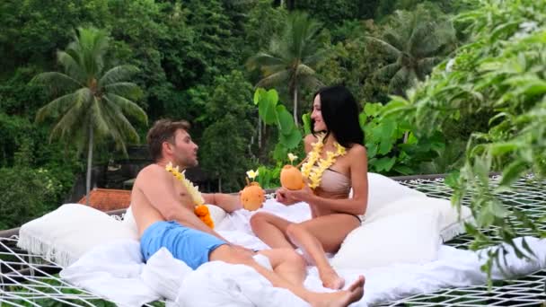 夏威夷女孩和男人在拉瓦悬崖上开着花 — 图库视频影像