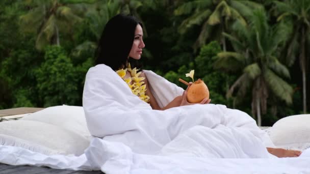 Schöne sinnliche Mädchen mit dunklen Haaren im eleganten Badeanzug — Stockvideo