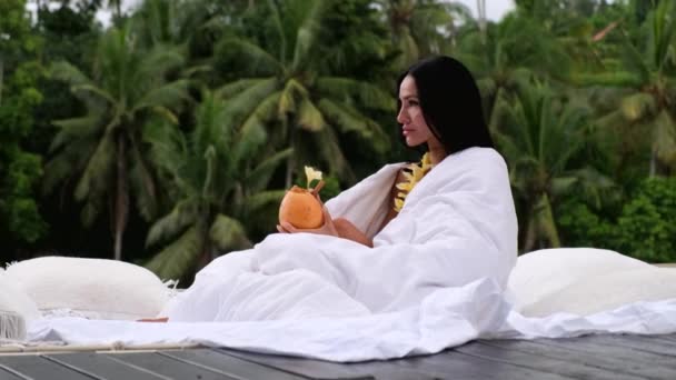 穿着泳衣，带着椰子饮料的夏季女孩，在热带 — 图库视频影像
