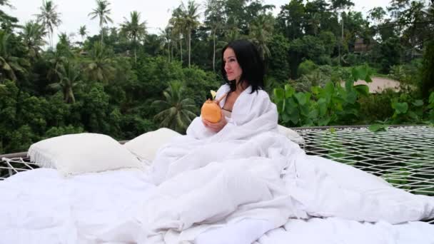 Vacker flicka med kokoscocktail, dricka — Stockvideo