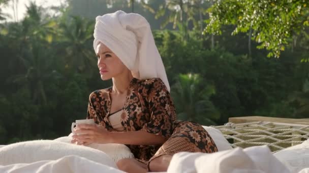 Relaxační žena nosící župan a ručník po sprše. Dobré ráno.. — Stock video