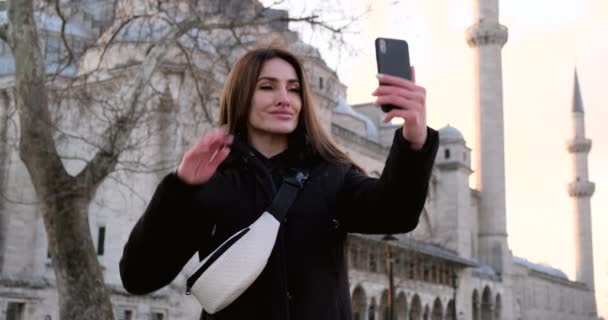 Bela jovem selfie mulher no parque. — Vídeo de Stock