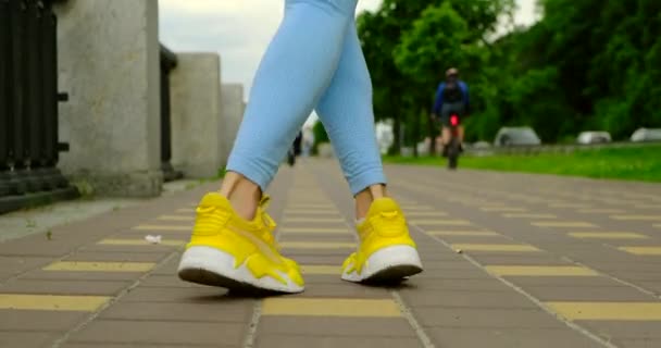 Närbild av kvinnan knyta skosnören på vita sneakers. Flickhoppning, uppvärmning — Stockvideo