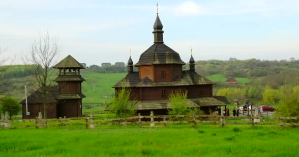 Iglesia ortodoxa en Rusia, iglesia antigua en un campo verde, Pascua — Vídeo de stock