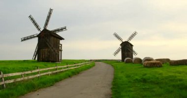 İspanya 'daki eski değirmen yel değirmeni. Köydeki tarla.