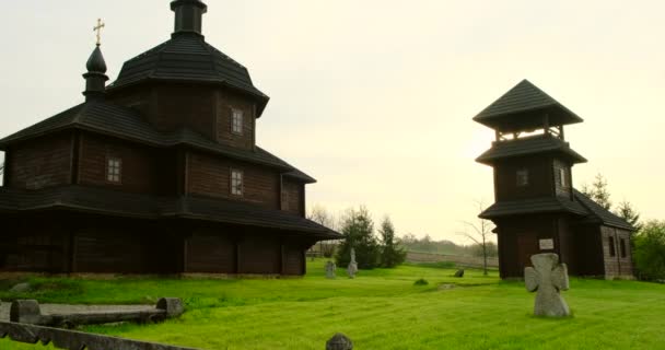 Igreja ortodoxa na Romênia, igreja velha em um campo verde, Páscoa. — Vídeo de Stock
