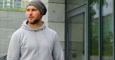 Antrenmandan sonra genç sporcu. Stadyumda su içiyor.