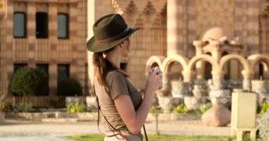 Turist, Müslüman bir tapınağın arka planında duruyor.