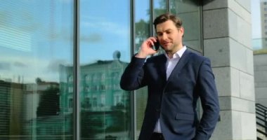 Pahalı takım elbiseli şık bir işadamı ABD 'nin ofis merkezine doğru yürüyor.