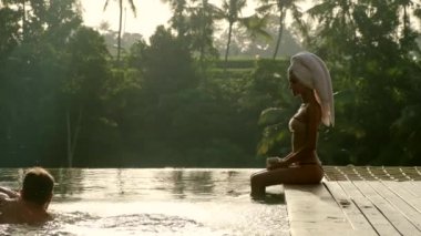 Lüks Tatil Köyünde Eğlenen Çift. Kocasıyla Güzel Kız, Balayı.