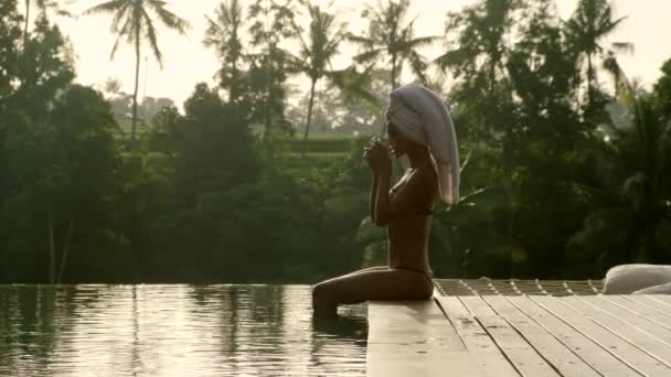 Kobieta relaksująca się przy basenie z poranną kawą, Słoneczny dzień, Tropiki, Miesiąc miodowy — Wideo stockowe