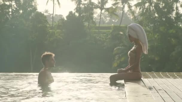 Couple profiter de vacances dans le luxe Resort.Beautiful fille avec mari, lune de miel — Video