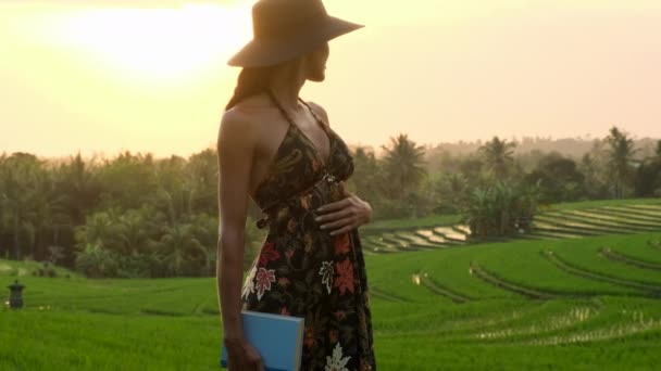 Gravid kvinna med bok Relaxes on Rice Terraces. Bröllop på smekmånad — Stockvideo