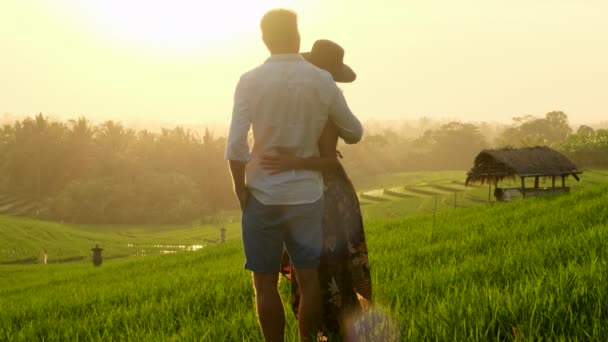 Atraktivní cestovatel pár v lásce si užívá své dovolené na tropické — Stock video
