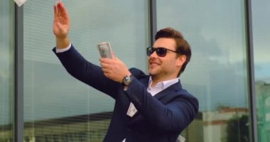 Takım Elbiseli İşadamı Havaya Para Fırlattı. Kripto para birimi. Dolar.