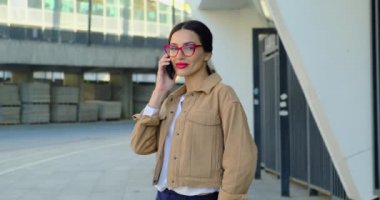 İş Kadınları Güzel Çekici Gülümseyen ve Konuşan Cep Telefonu Cazibesi