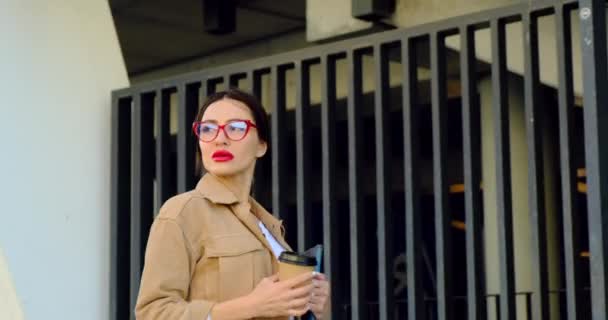 Affärskvinna ledare, Ceo Business Lady Dricka kaffe Röda glasögon Vit tröja — Stockvideo