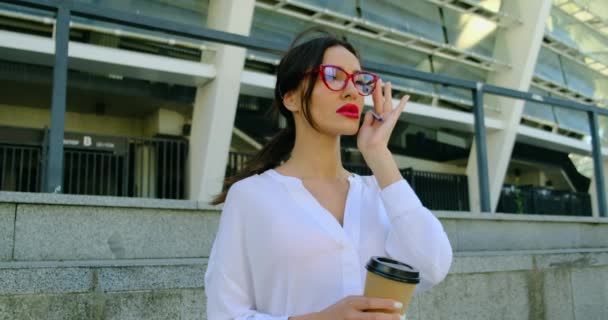 ビジネスウーマンリーダー、 CEOビジネスレディコーヒーを飲む赤メガネホワイトシャツ — ストック動画