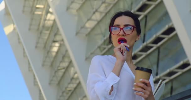 Líder Empresaria, Ceo Business Lady Bebiendo café Camisa blanca de gafas rojas — Vídeos de Stock