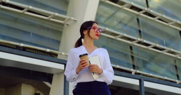 Zakenvrouw leider, Ceo Business Lady Drinken Koffie Rood Bril Wit Shirt — Stockvideo