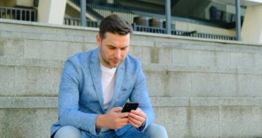 Ceketli Gülümseyen Amerikalı Adam Akıllı Telefondan Mutlu Mesajlar Yazıyor ABD Bitcoin