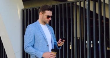  Gözlüklü Amerikan Kahveli Adam ABD Bitcoin 'inden mesaj atıyor.