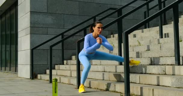 Sporty Female in Leggings Treni allo stadio. Allungamento, bel corpo — Video Stock