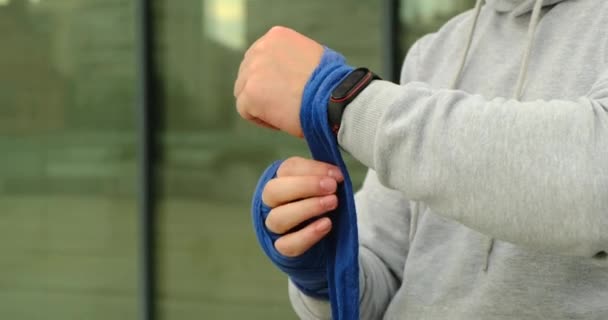 Sporthandschoen vastbinden. Close-up van Boxer handen met verband. Stadion voor mannelijke boksers — Stockvideo