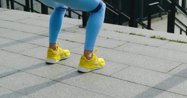 Fitness femme faisant squats exercice pour le gluten avec bande de résistance. Athlétique — Video