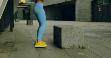Stadyumdaki Leggings Trenlerinde Sportif Kadın. Esneme, Güzel Vücut