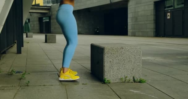 Sporty Female em Leggings Trains no Estádio. Alongamento, corpo bonito — Vídeo de Stock