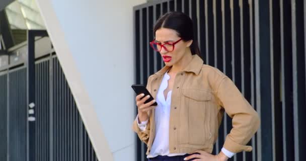 Fille est bouleversée par les nouvelles. reçu un SMS de son petit ami au sujet de la rupture — Video