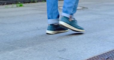 Erkek işadamı yazın caddede bekliyor. Ayaklar büyük