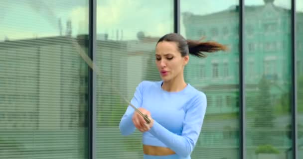 Workout Jonge amerikaanse sportvrouw oefenen met springtouw op straat. — Stockvideo