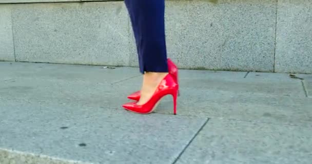 Donna che si prepara a fare festa. Red Classic Donna Tacchi Scarpe Fornitura — Video Stock