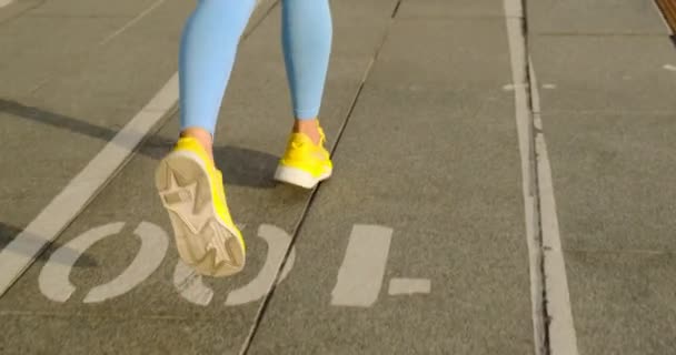 Sportschuhe weiblich große Beine laufen, trainieren und gehen — Stockvideo