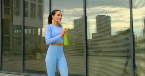 SportVrouw In Mode Kleding Drinkt Water na Training. Dorst, uitdroging — Stockvideo
