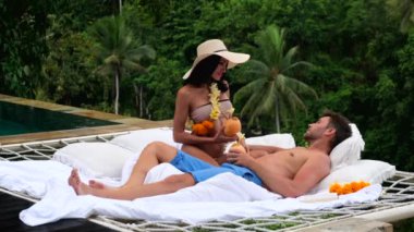 Villa 'da hindistan ceviziyle rahatlayan çift Bali' de orman manzaralı