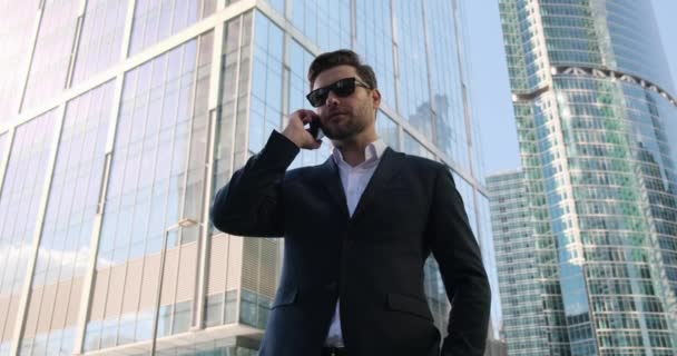 Bonito homem de negócios a falar no telemóvel. Conversação de negócios — Vídeo de Stock