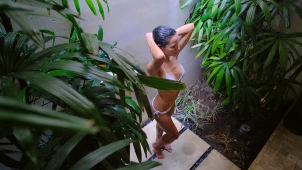 Mujer duchándose bajo una cascada tropical, Bali. Hermosa mujer sexy — Vídeos de Stock