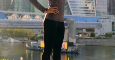 Stadyumdaki spor salonundaki koşucu kadın oyuncuya dokunuyor. başparmaklar yukarı