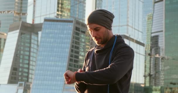 Jogger man touching the player in fitness tracker at the stadium. thumbs up rope — Stok Video