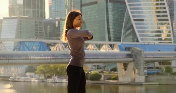 Yoga en pilates oefeningen op het gazon in de ochtend. Meisje doet Yoga in Park. — Stockvideo