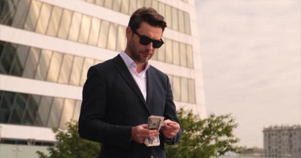 Omul numără banii în mâinile lui. Contabilizarea puterii banilor, Wall Street — Videoclip de stoc