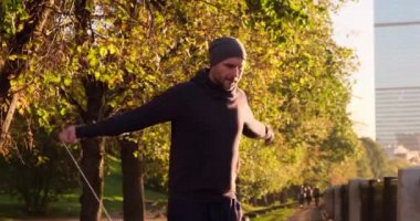 Sporcu adam ip atlıyor. Yurtiçi Spor Salonu. Kilo Verme ve Spor Sonbaharı