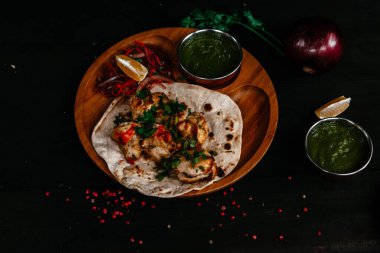 Hint yemekleri olan siyah masa.