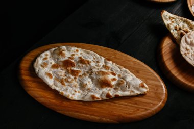 Hint yemekleri olan siyah masa.