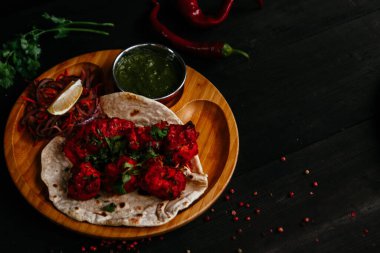 Hint yemekleri olan siyah masa.