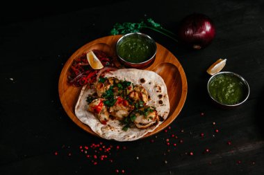 Hint yemekleri olan siyah masa.